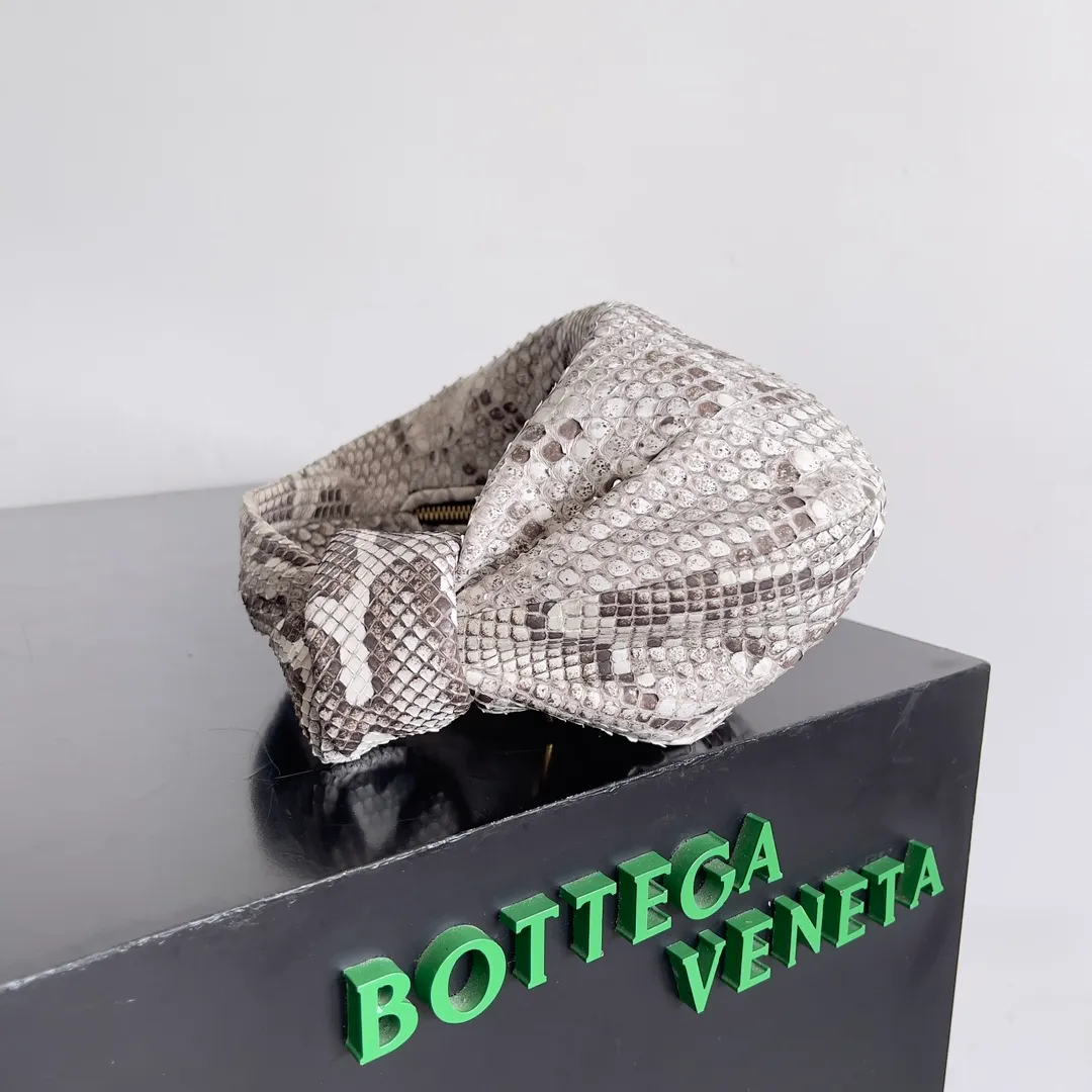 Batch 2760 Bottega Veneta python skin Jodie, this kind of rare leather bag always makes people feel difficult to control, but in fact, the simpler the clothes, the more natural and wild beauty of the bag can be shown. Jodie is a classic model of BV family. This time the python skin breaks the original cute and sweet style. It must be said that the designer's bold attempt has created a different kind of beauty. The representative spirit of python is strength and mystery, which corresponds to the beautiful quality of modern women's independence and strength. Style number: 789246 Size: 23*15*5cm